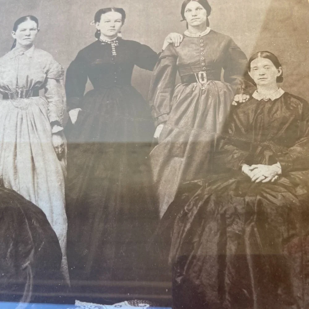 Antique Photo Women 1870 - 1890 s